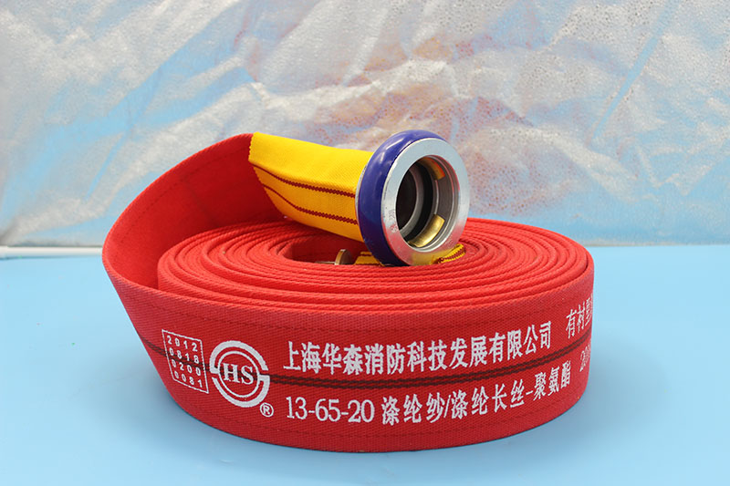 1．水帶鋪設：鋪設水帶時，要避開尖銳物體和各種油類，向高處鋪設水帶時，要利用水帶掛鉤，通過交通要道鋪設水帶時，應墊上水帶護橋，通過鐵路時，水帶應從軌道下面通過，避免水帶被車輪碾壞而間斷供水。2．水帶的使用：使用消防