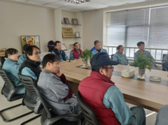 為提高公司員工的能力及素養(yǎng)，搞好公司安全建設(shè)，有效地防范事故發(fā)生，確保安全生產(chǎn)、提高工作效益，華森公司特舉辦了安全月培訓(xùn)學(xué)習(xí)活動。培訓(xùn)活動于2023年3月27日，在公司三樓會議室組織開展，由安全技術(shù)設(shè)備部主任葛部長