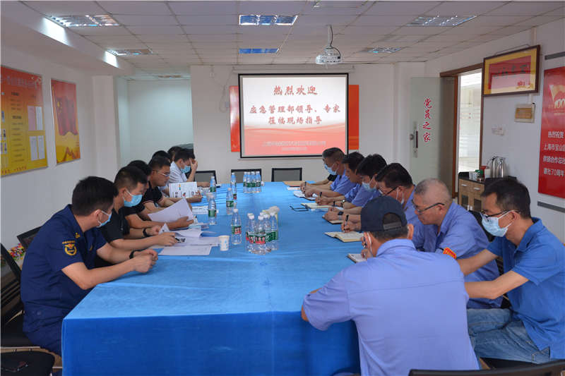 ??特派專家們在龔衛興總經理的帶領下參觀了原料儲備室、織造車間、粘貼車間、擠出車間、質量檢測間等關鍵部門。在隨后的座談會上，特派專家組對華森公司的生產水平和水帶檢測能力給予了充分的肯定，并就按時交貨及后